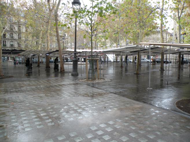  la place Monge nettoyée après le marché du dimanche matin